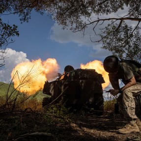 ukranian soldiers in the country with artillery