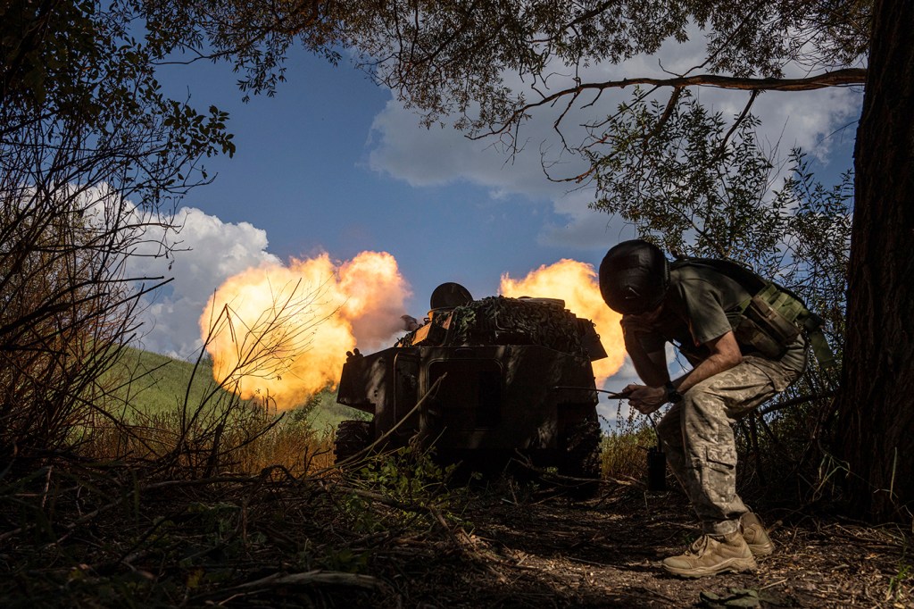 ukranian soldiers in the country with artillery