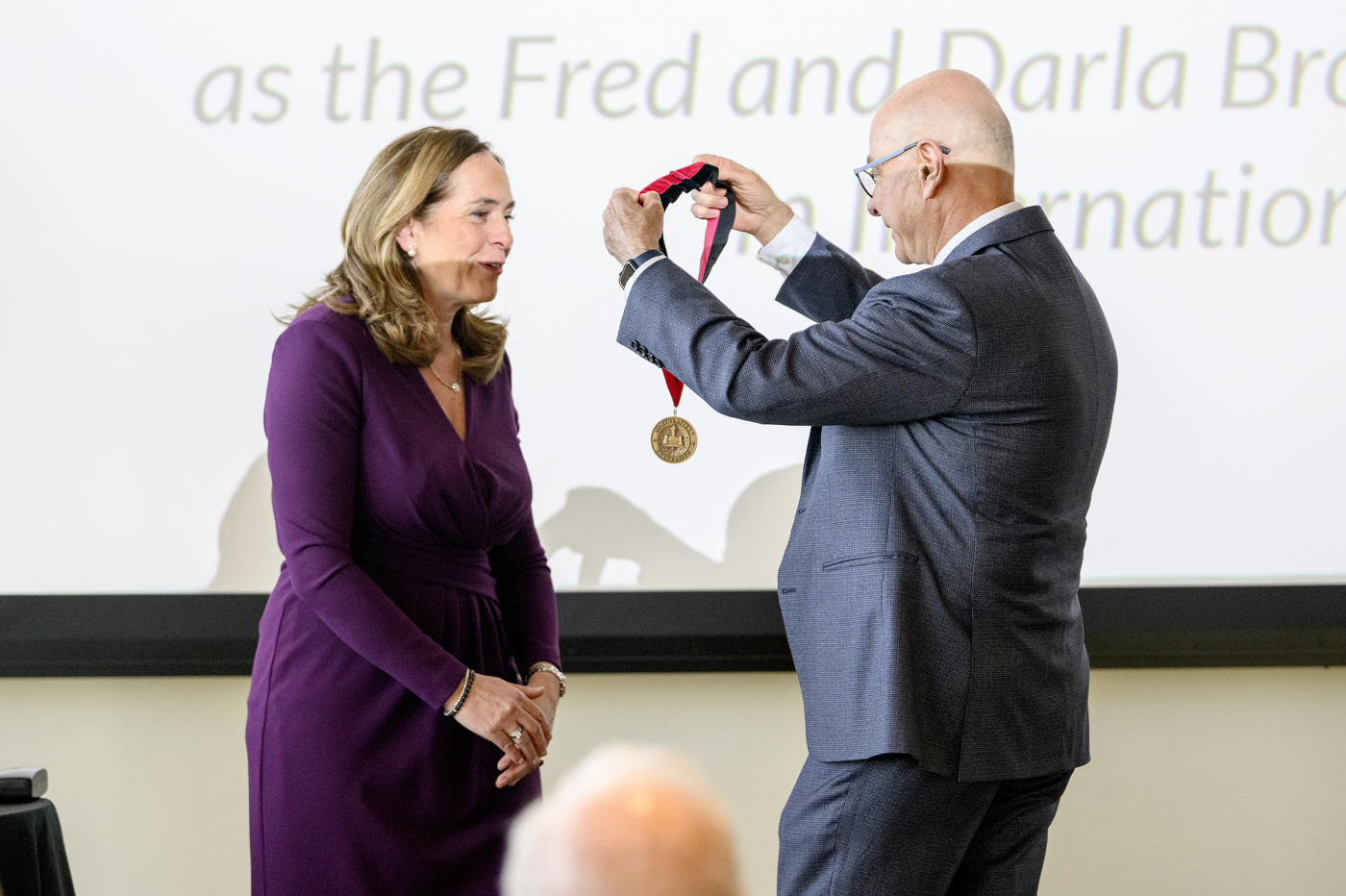 president aoun presenting a medal to ruth v aguilera