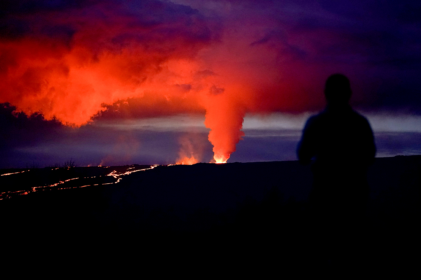 mauna loa volcano erupting at night