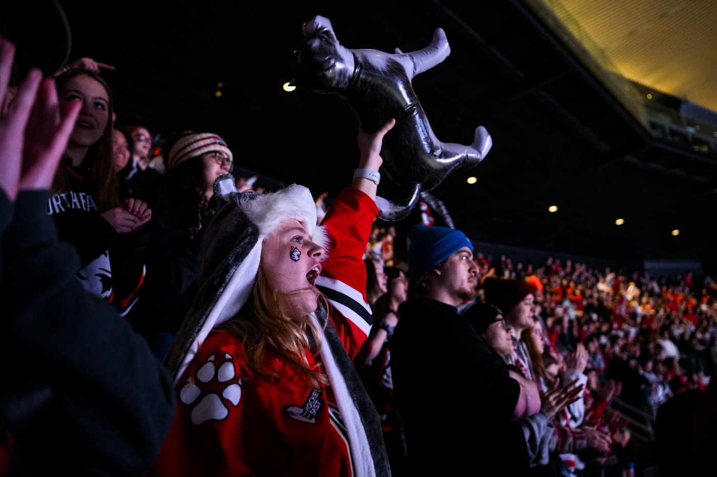 fans cheering at the beanpot