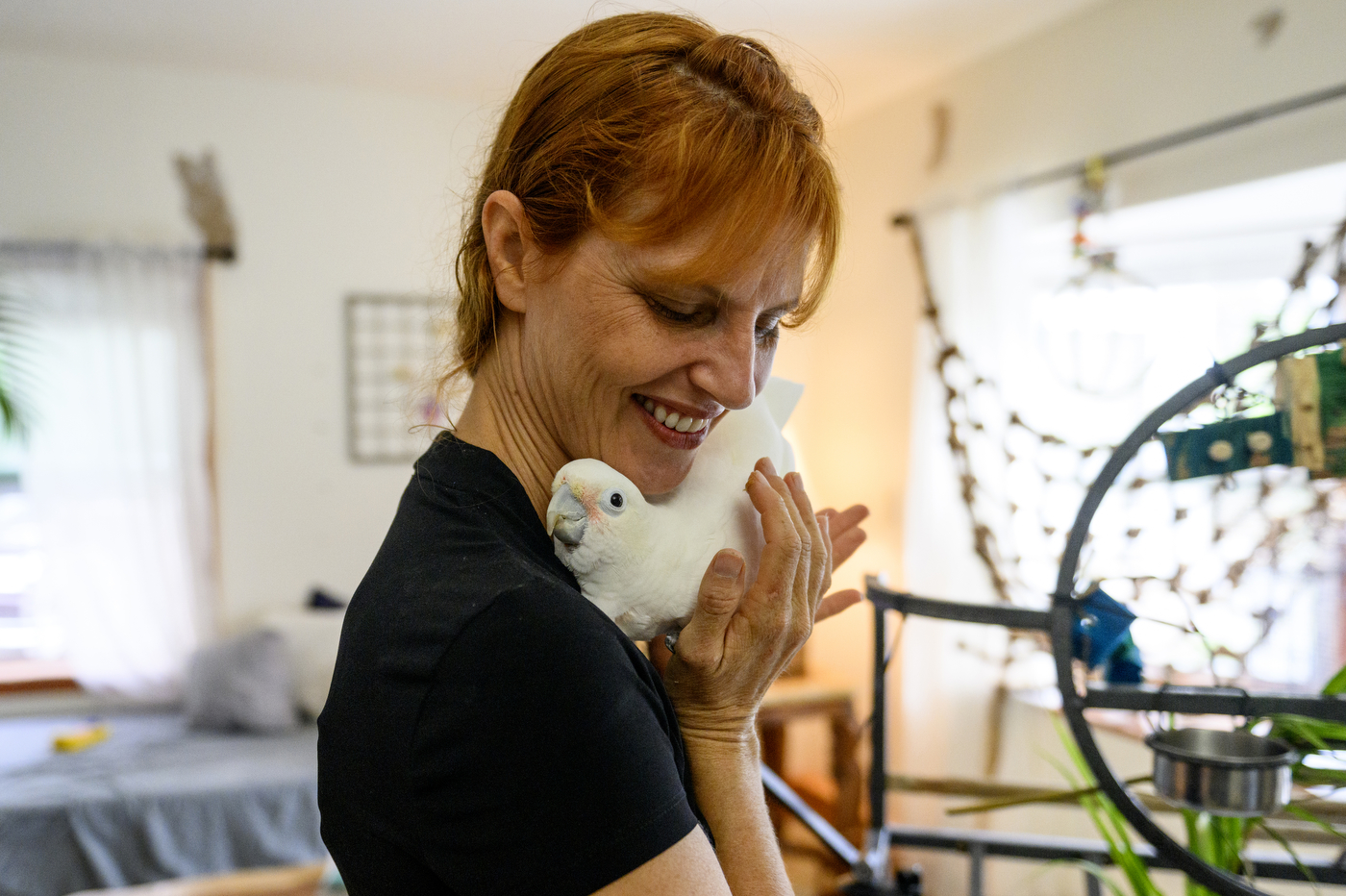 Jennifer Cunha interacting with a parrot