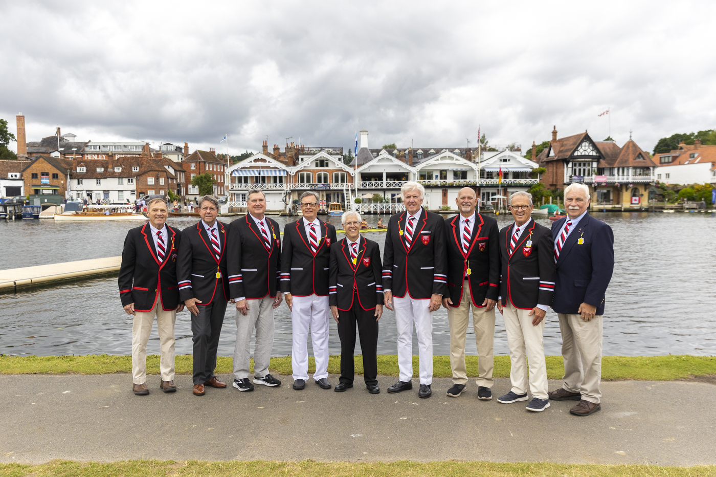 1973 men’s heavyweight eight posing as a group