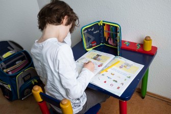 Erstklaessler doing homework at a table