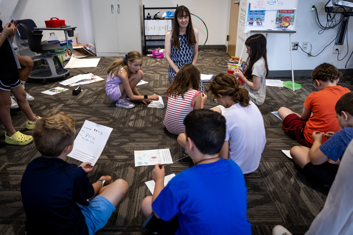 kids working in a classroom 