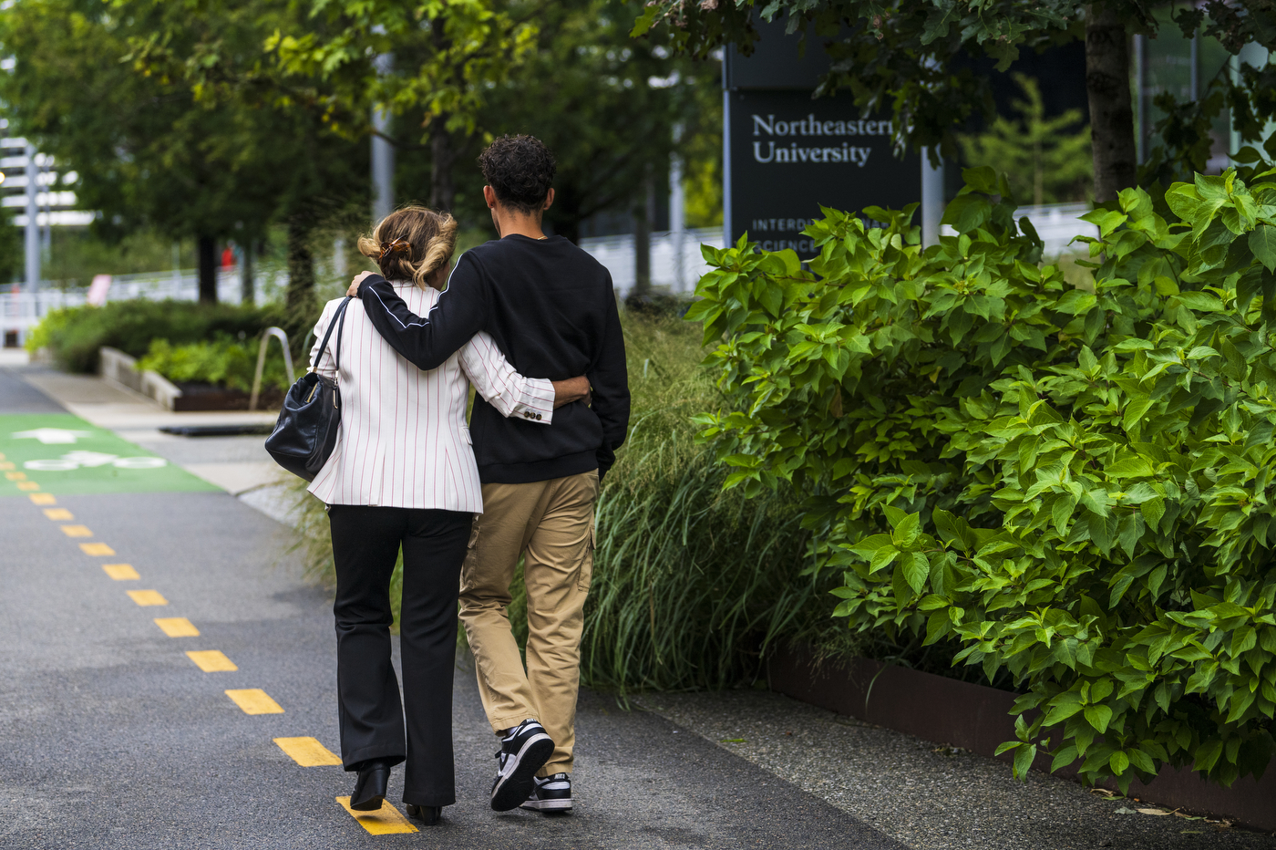 two people walking arm in arm to event