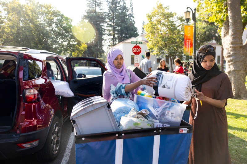 Juweriya and Hamsa Abdulle unloading