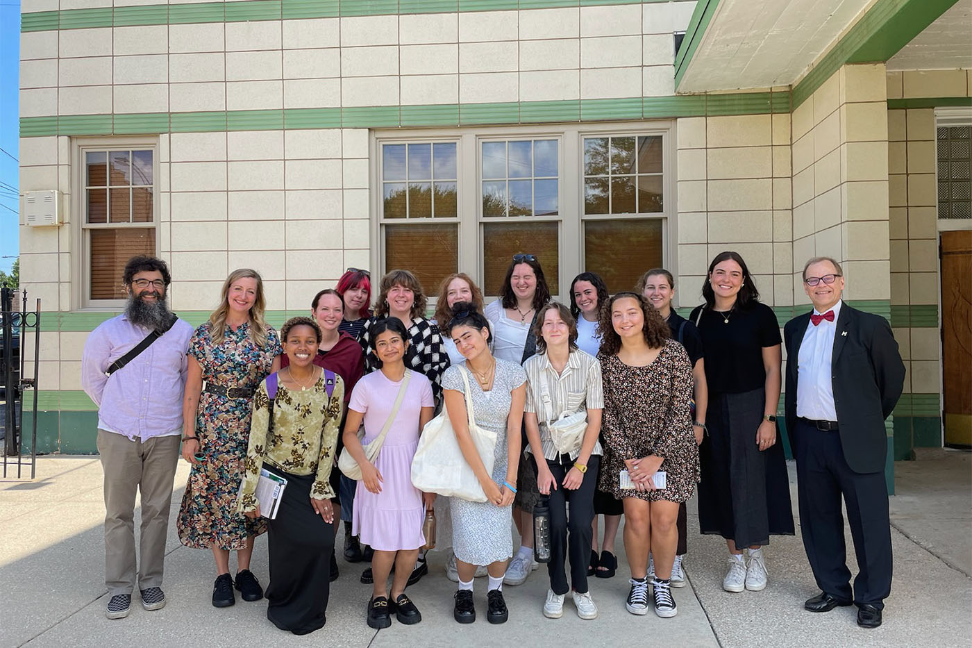 Class of students posing for a photo.