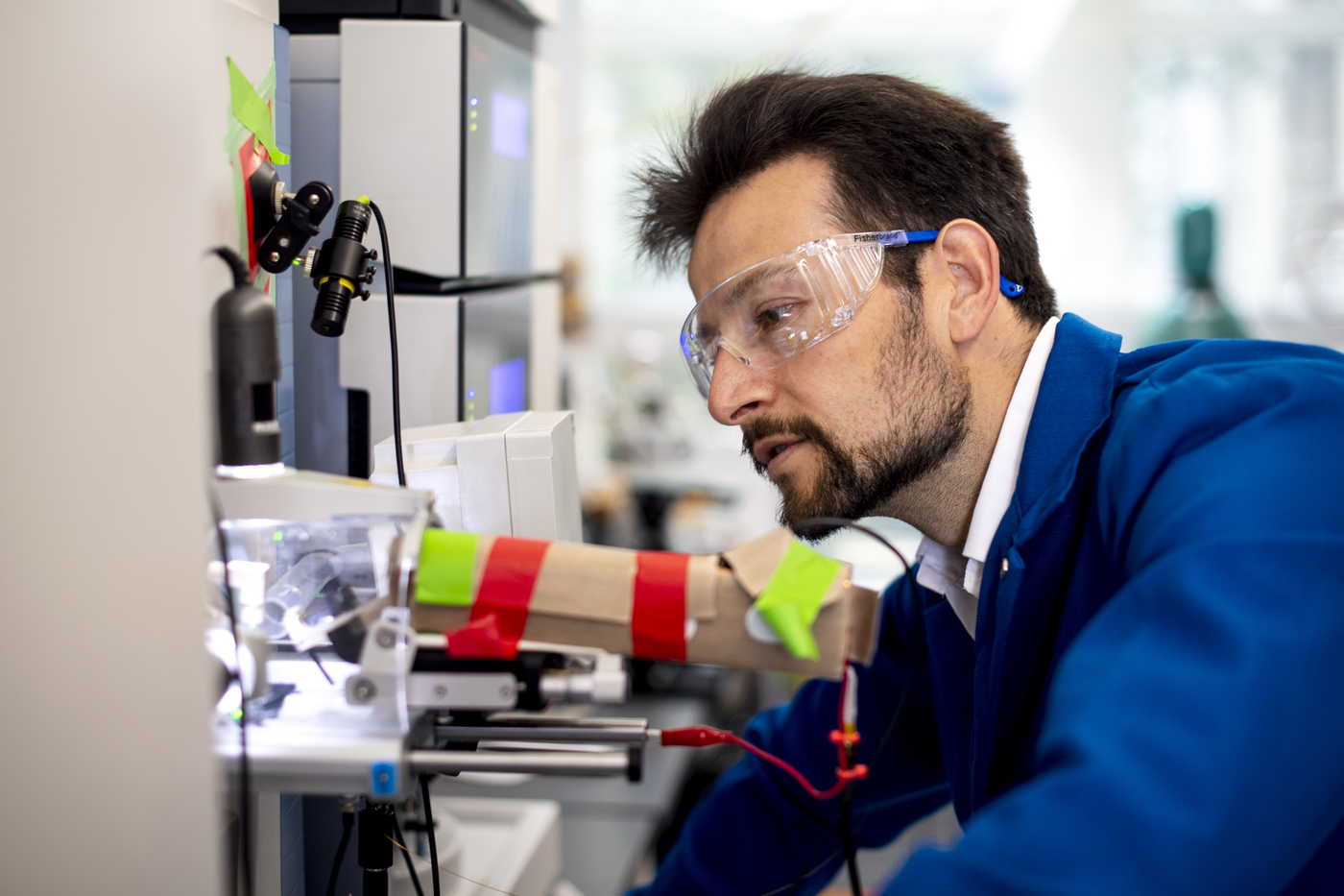 Nikolai Slavov working in his lab.