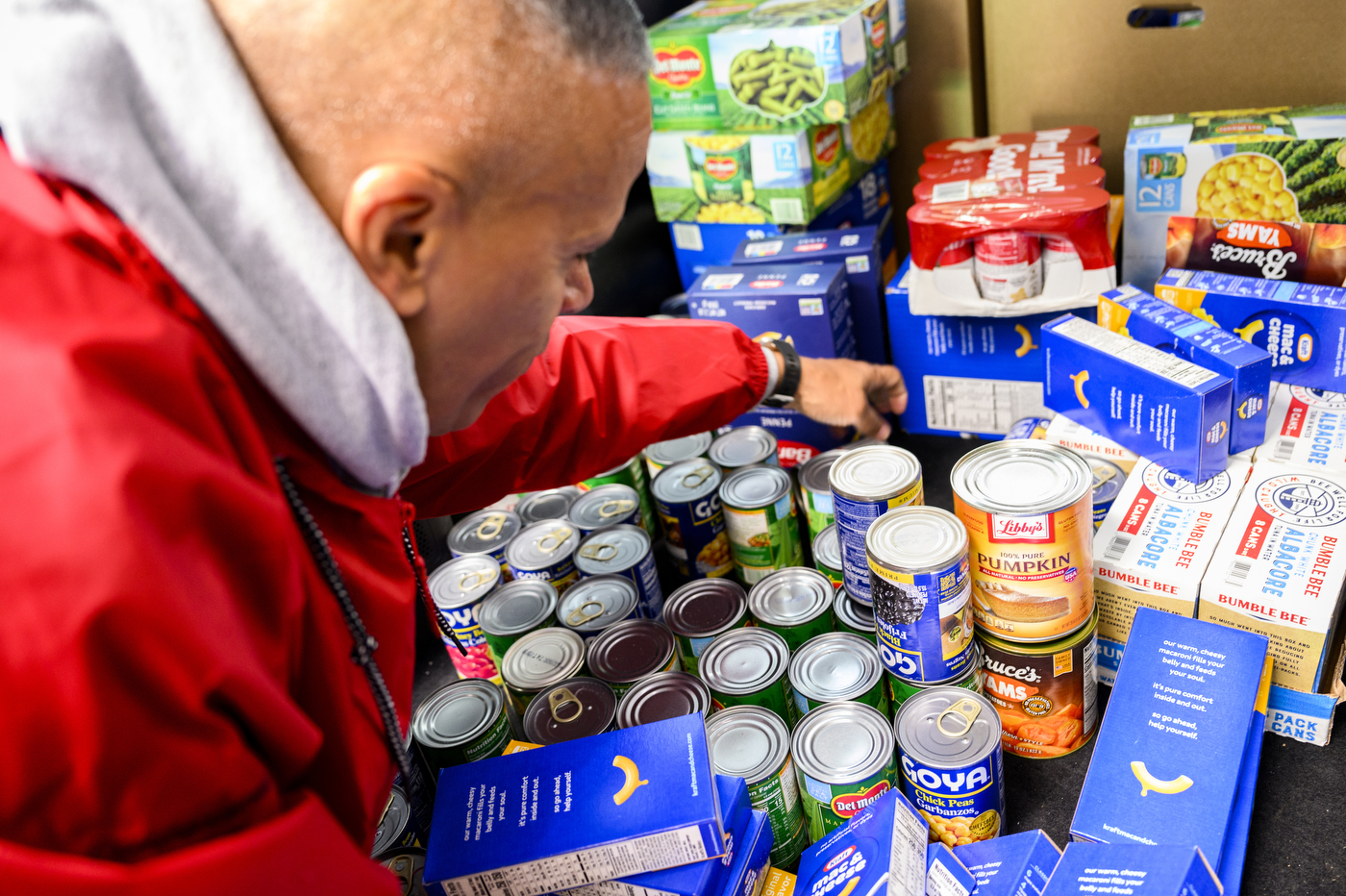 Person sortin gthrough cans of food. 