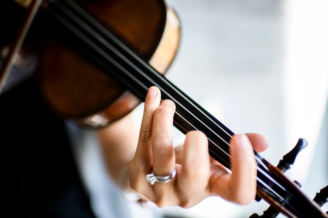 Psyche Loui playing the violin.