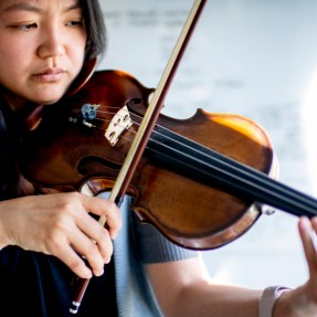 Psyche Loui playing the violin.