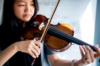 Psyche Loui playing the violin.