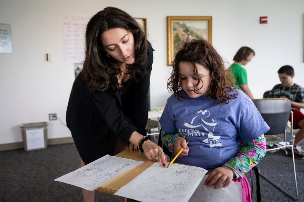 A student clinician helping a student in Word Detectives.