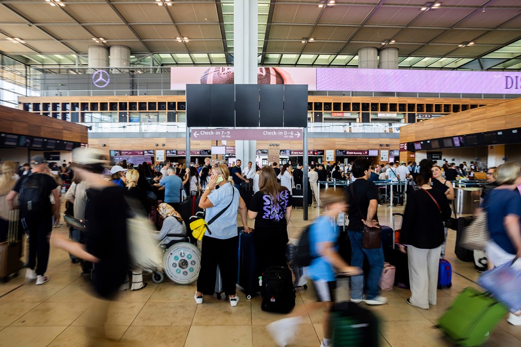 Lines of people stuck in an airport because of the IT failure.