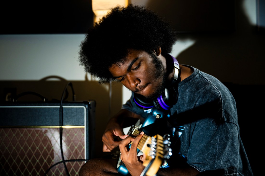 Alex Barco Machuca playing the guitar.