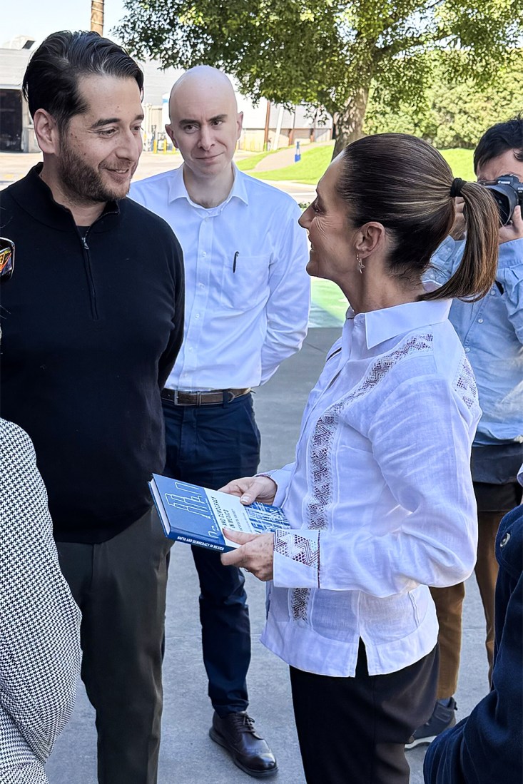 Claudia Sheinbaum speaking with another person.