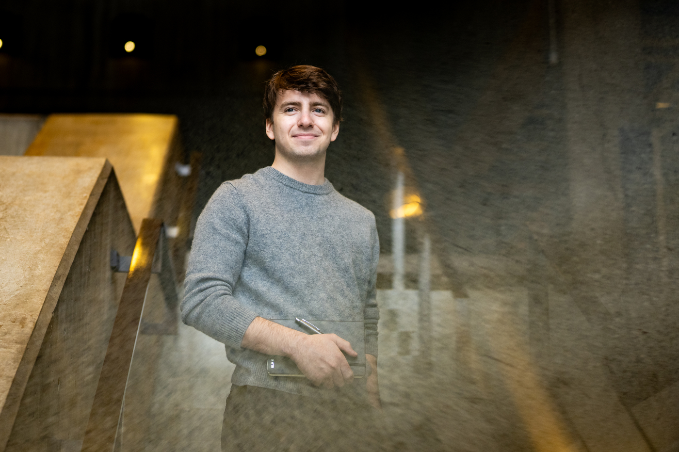 Portrait of Eli Curwin holding a notebook and a pen.