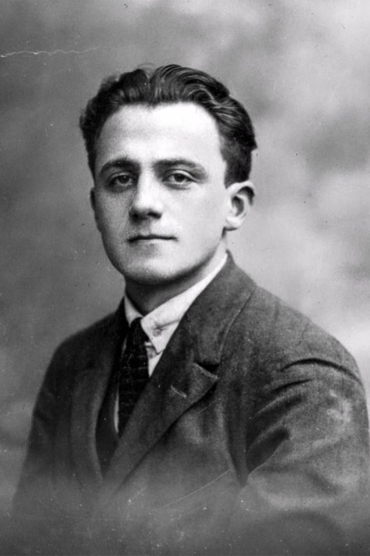 A photographic portrait of a smartly dressed Emanuel Ringelblum in suit and tie. He has a calmly sad but resolute expression and looks directly at the camera.