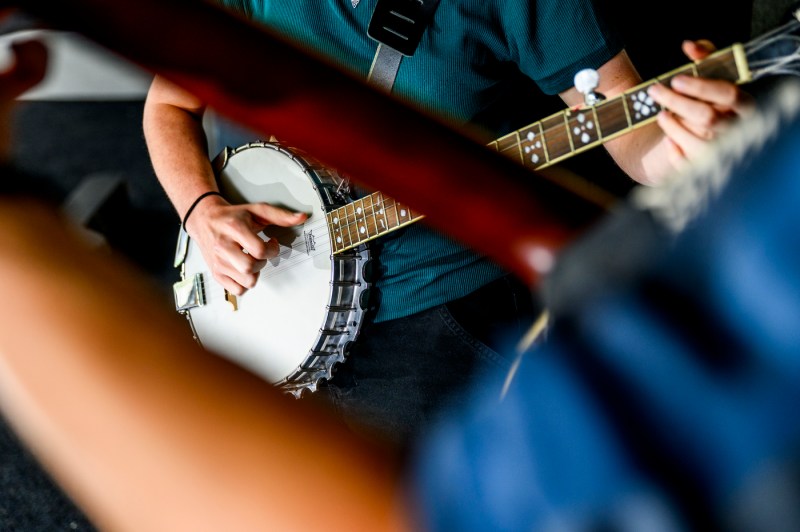 Maggie Heaney playing the banjo.